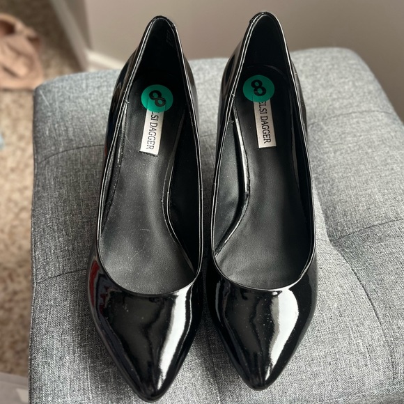 Black Winners Brand shoe, Size 8, small heel, Glossy finish. - Picture 3 of 5